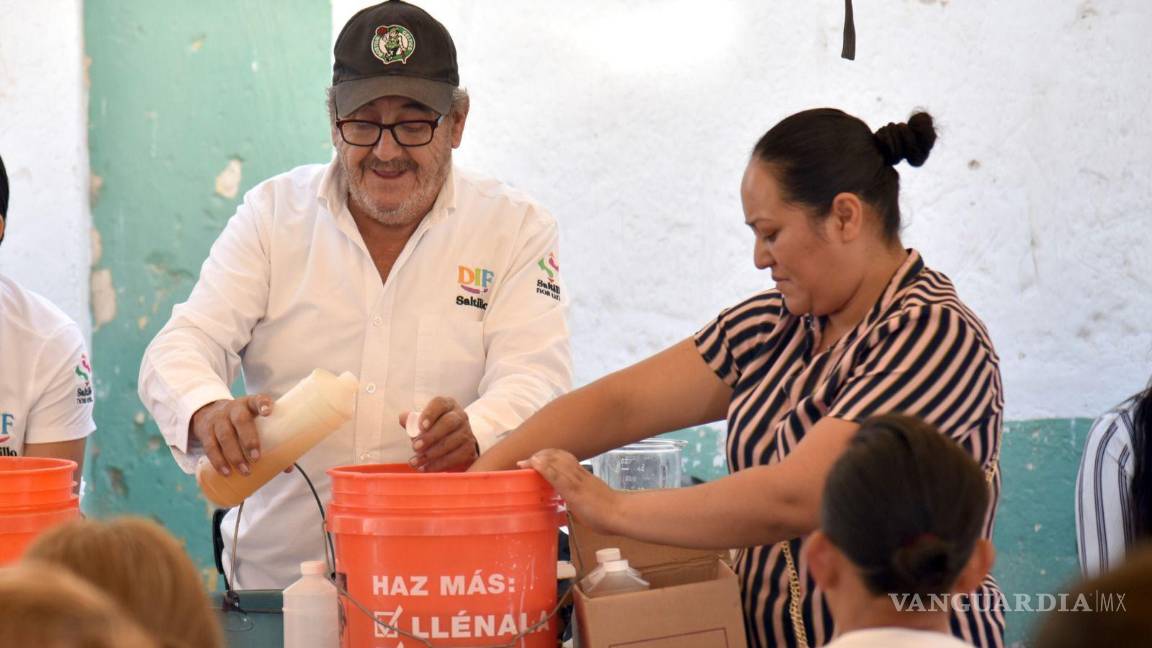 $!Madres y padres de familia participaron en el taller de elaboración de champú durante el evento.