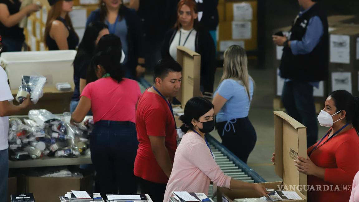 $!Trabajadores electorales llenan cajas con suministros electorales en San Salvador, El Salvador. El Salvador celebrará elecciones presidenciales el 4 de febrero.