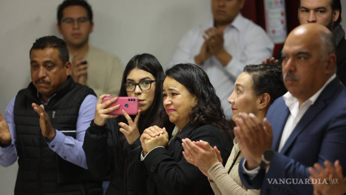 $!Los padres de Edwin Gerardo Gaona Sánchez recibieron su título en representación del egresado, en un emotivo momento de solidaridad.