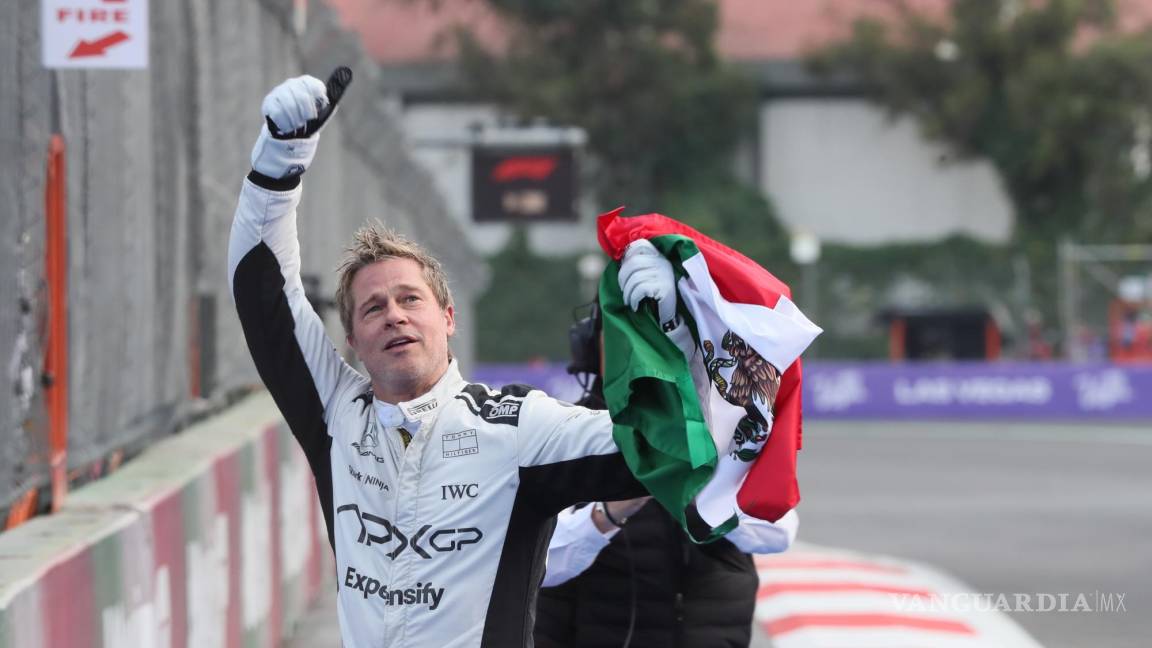 ¡Gana corazones mexicanos! ‘Corre’ Brad Pitt con Bandera de México mientras el público enloquece en la Fórmula 1