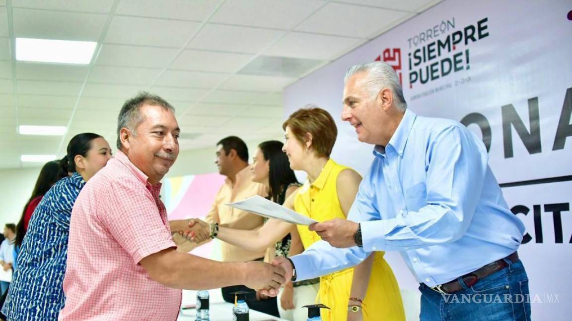Se gradúan 219 de los talleres del DIF Municipal; Alcalde de Torreón preside ceremonia
