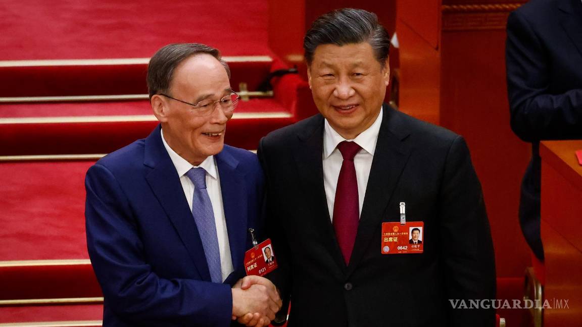 $!El presidente chino, Xi Jinping (d), le da la mano al vicepresidente Wang Qishan (i) durante la Tercera Sesión Plenaria de la Asamblea Popular Nacional en Beijing.