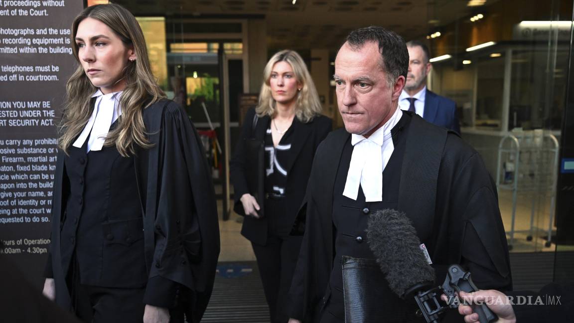 $!El abogado defensor de Erin Patterson, Colin Mandy (derecha), sale del Tribunal de Magistrados de Latrobe Valley en Morwell, Australia.