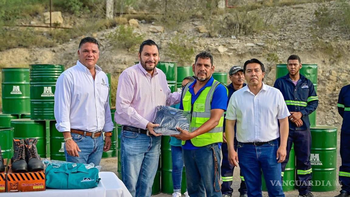 $!Trabajadores muestran con orgullo los uniformes que refuerzan su sentido de pertenencia.