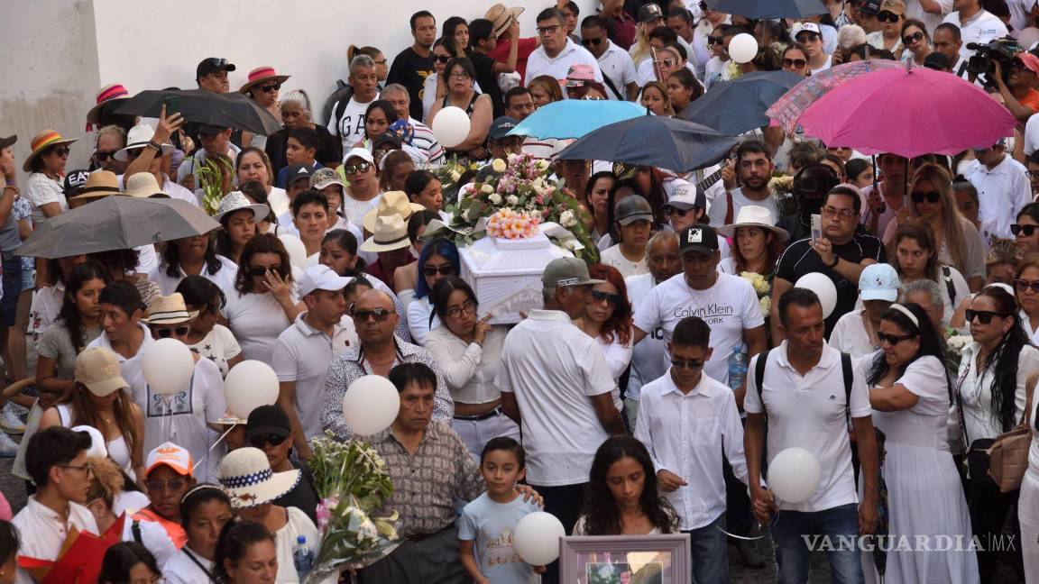 $!TAXCO, GUERRRERO, 29MARZO2024.- Familiares y pobladores de Taxco, Guerrero, se dieron cita para dar el último adiós a la “Princesa Camila”, menor de ocho años asesinada en días pasados en la localidad por dos presuntos secuestradores. El caso ocasionó que pobladores lincharan a los detenidos, lo que ocasionó el fallecimiento de una mujer debido a los golpes. FOTO: CUARTOSCURO.COM