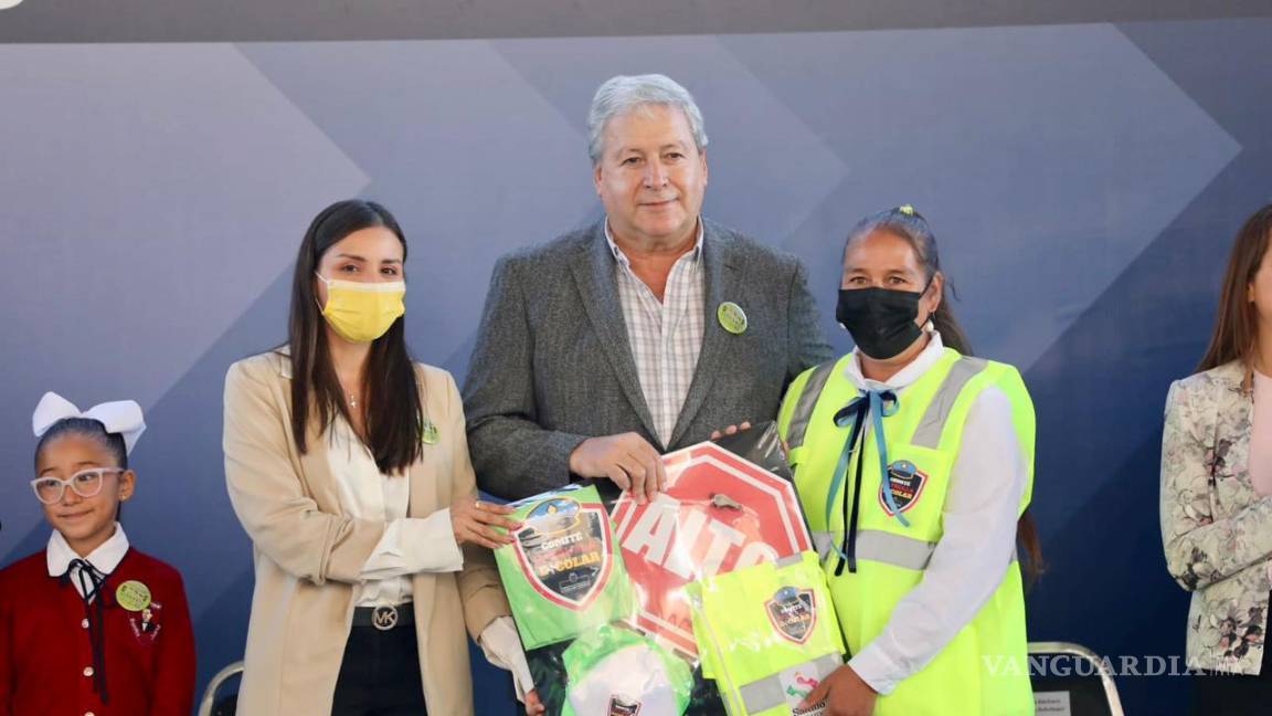 $!Entregó a integrantes de los comités los kits que constan de chaleco, gorra, silbato y paleta de alto/siga.