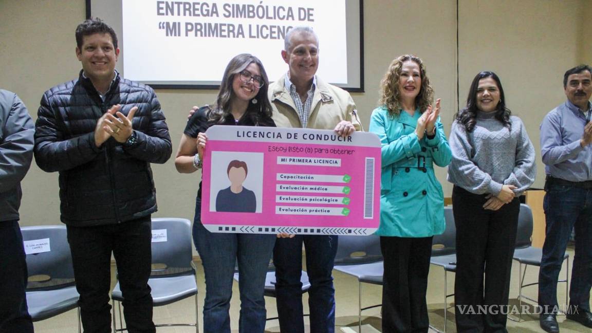 $!La ceremonia de la entrega simbólica de licencias de conducir, se llevó a cabo en la Infoteca “León Felipe”, de la UAdeC.