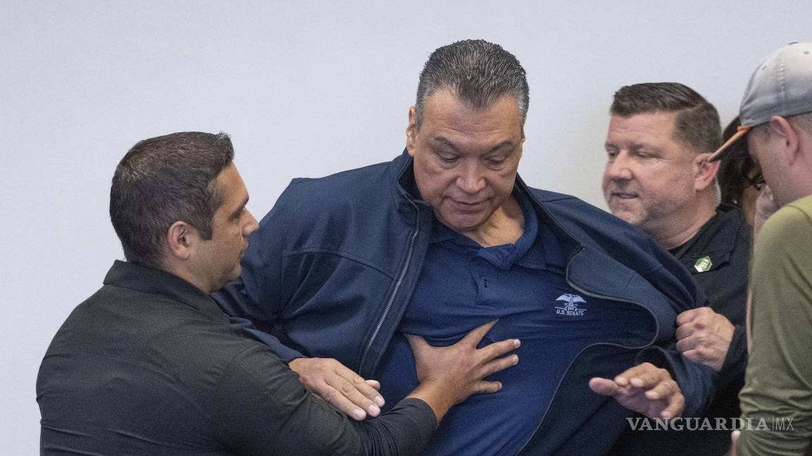 Sacan a empujones a senador de conferencia de prensa de Kristi Noem en Los Ángeles