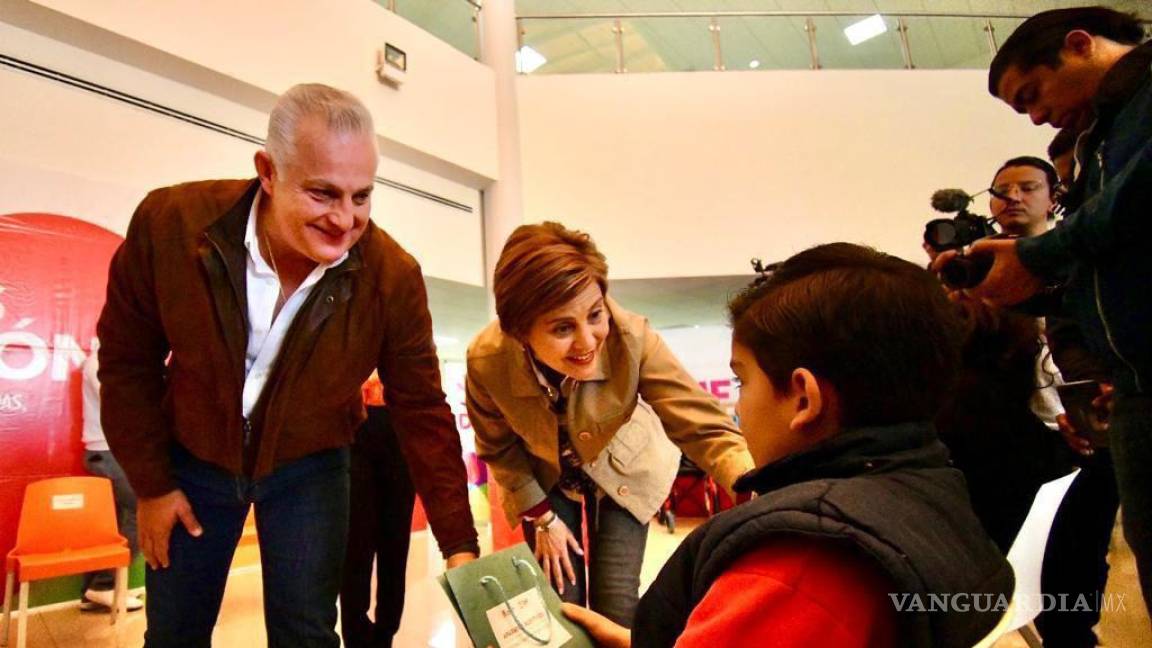 Román Alberto Cepeda, alcalde de Torreón, entrega apoyos a personas con discapacidad