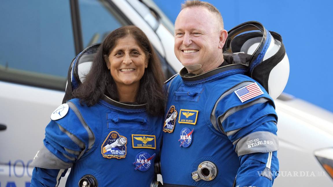 $!Los astronautas Suni Williams (i) y Butch Wilmore (d) camino a la plataforma de lanzamiento en el Complejo de Lanzamiento Espacial 41 el 5 de junio de 2024.