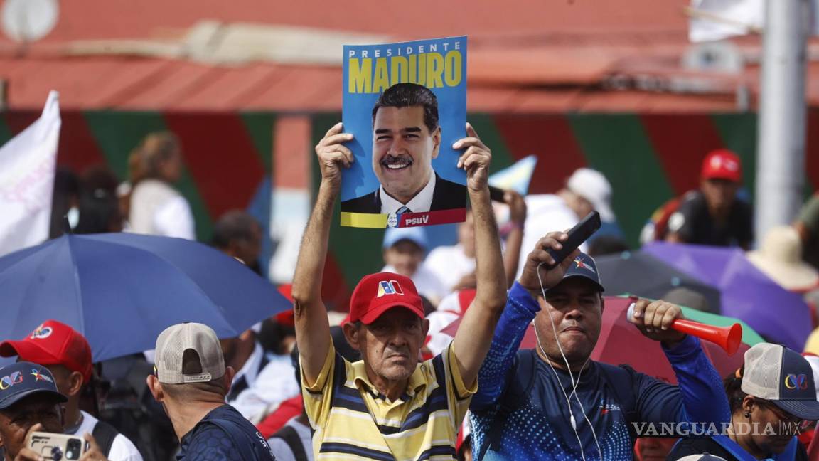 $!Un simpatizante sostiene un cartel con la imagen del presidente de Venezuela y aspirante a la reelección, Nicolás Maduro en Caracas, Venezuela.