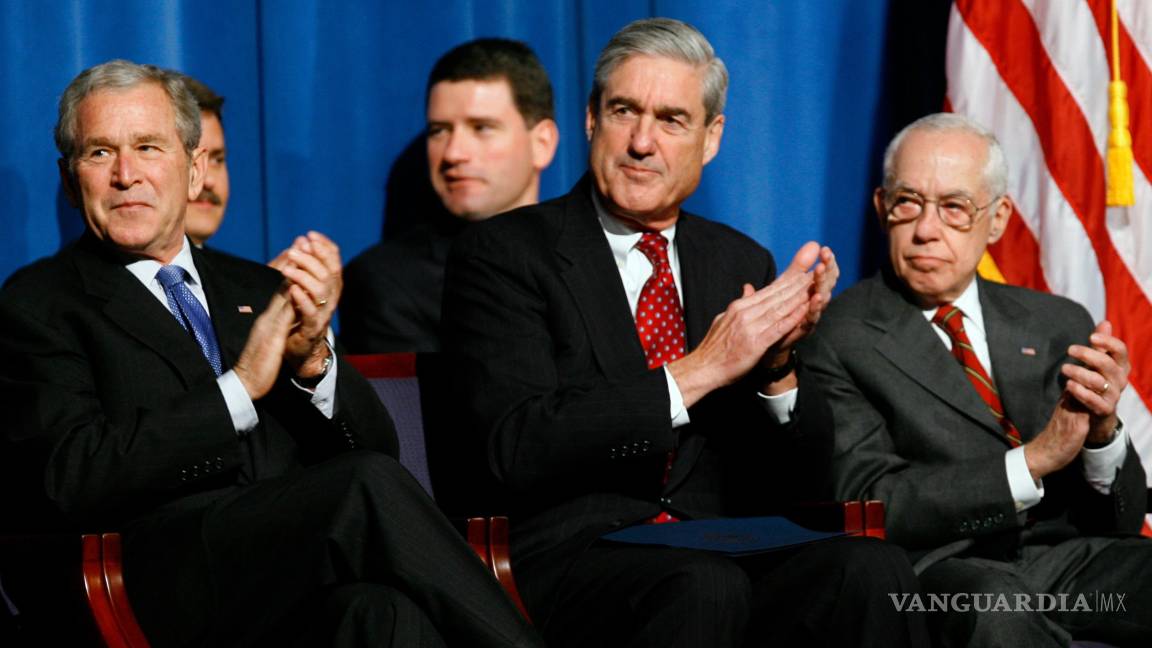 $!El presidente George Bush, el director del FBI Robert S. Mueller III y el fiscal general Michael Mukasey en la Academia del FBI en Quantico.