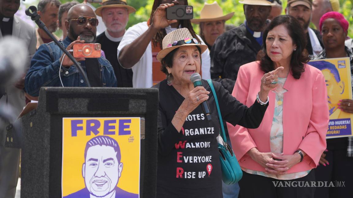 $!Civil rights legend Dolores Huerta, 95, speaks at a rally in Los Angeles, Monday, June 9, 2025, calling for the release of labor union leader David Huerta, who was arrested during a protest on June 6. (AP Photo/Damian Dovarganes)