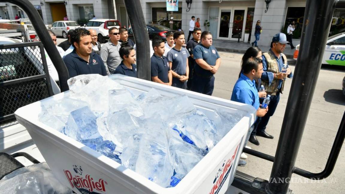 Policía y Bomberos de Monclova reparten agua a transeúntes para prevenir golpes de calor