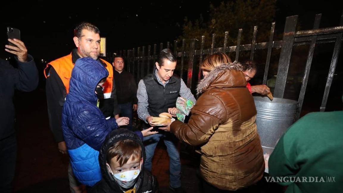 $!Bebidas calientes recibieron las personas que aguardan afuera del Hospital General en espera de noticias de sus seres queridos.