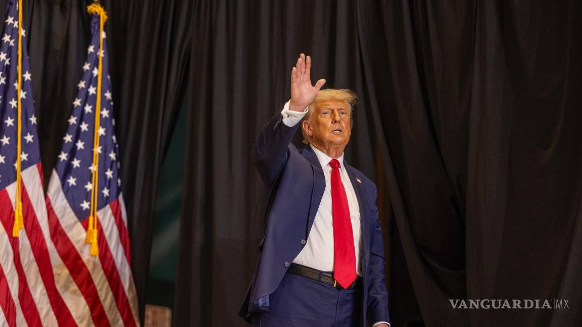 $!El expresidente Donald Trump, candidato presidencial republicano, habla durante un evento de campaña en Clive, Iowa.