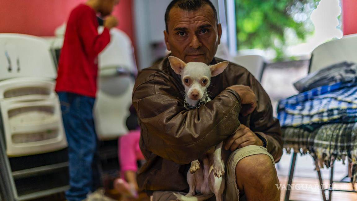 $!Francisco fue rescatado junto a su perro, sus vecina, los niños y las mascotas al paso de siete horas de que se registró la fuerte inundación
