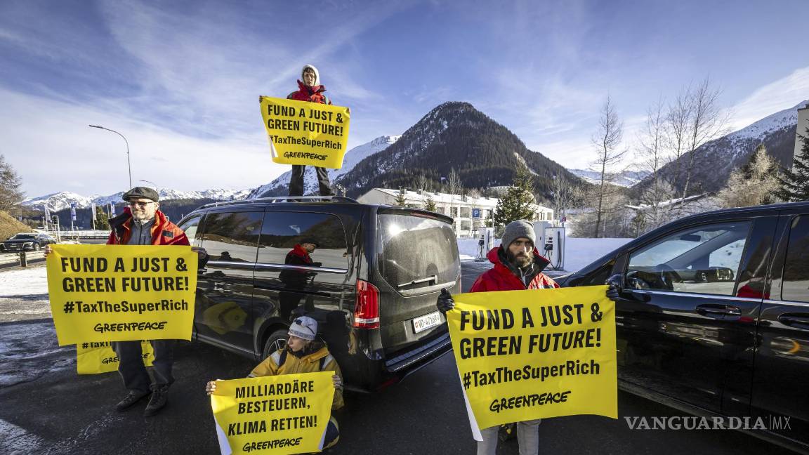 $!Activistas de Greenpeace bloquean el camino de acceso al helipuerto durante una protesta en Davos Dorf durante la 55ª reunión anual del Foro Económico Mundial.
