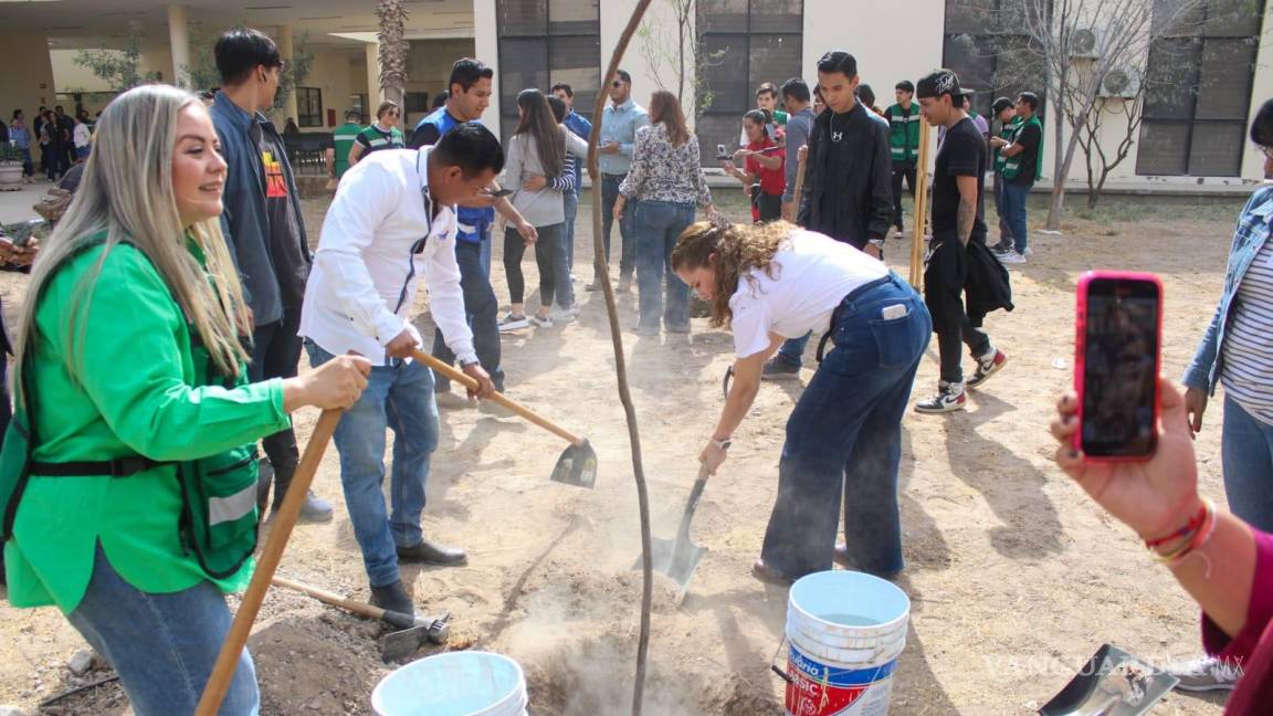 Realizan alumnos de UAdeC jornada de reforestación en Ciudad Universtaria de Torreón