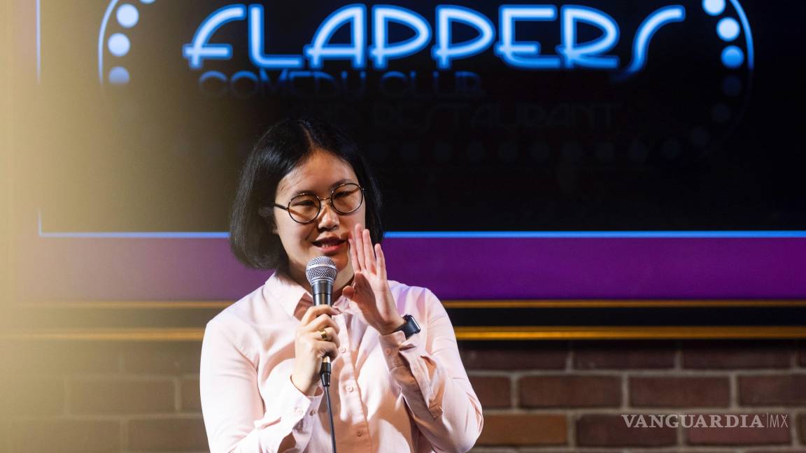$!Corinna Yee durante una actuación en Stand Up For Climate, un show de comedia en el Flappers Comedy en Burbank, California.