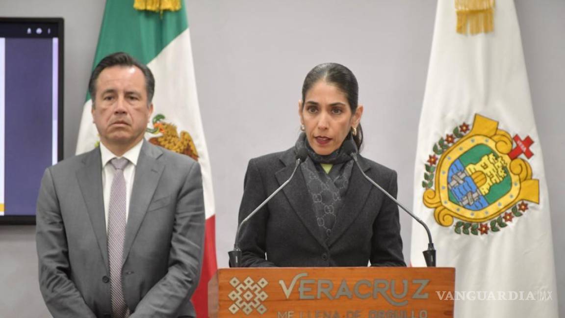 $!El gobernador Cuitláhuac García Jiménez y la fiscal General del Estado, Verónica Hernández Giadáns, dieron detalles del crimen en una conferencia
