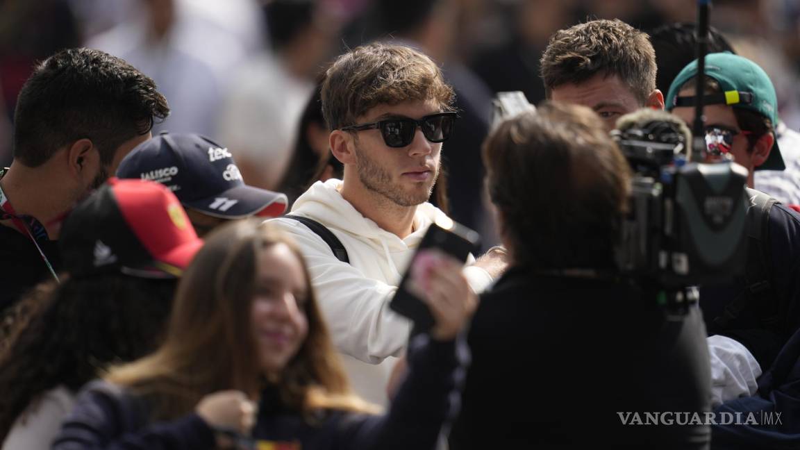 $!El francés Pierre Gasly, de AlphaTauri, camina su llegada al Gran Premio de Fórmula Uno de Ciudad de México en el Autódromo Hermanos Rodríguez.