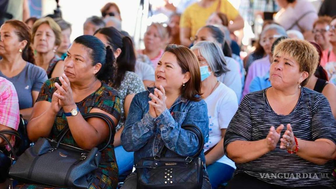 $!Vecinos agradecieron a las autoridades por la transformación de la calle Abasolo.