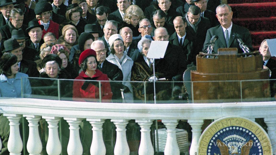 $!El presidente Lyndon B. Johnson pronuncia su discurso inaugural en el Pórtico Este del Capitolio de los Estados Unidos en Washington, el 20 de enero de 1965.