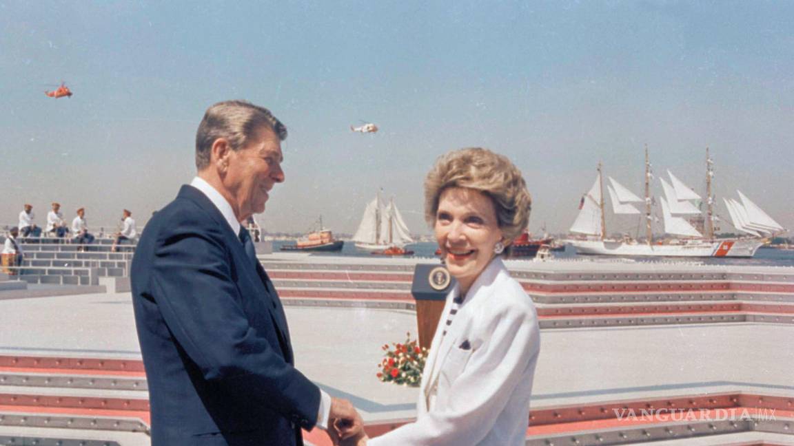 $!El presidente Ronald Reagan y la primera dama Nancy Reagan, el inicio de Op Sail desde Governor’s Island en el puerto de Nueva York el 4 de julio de 1986.