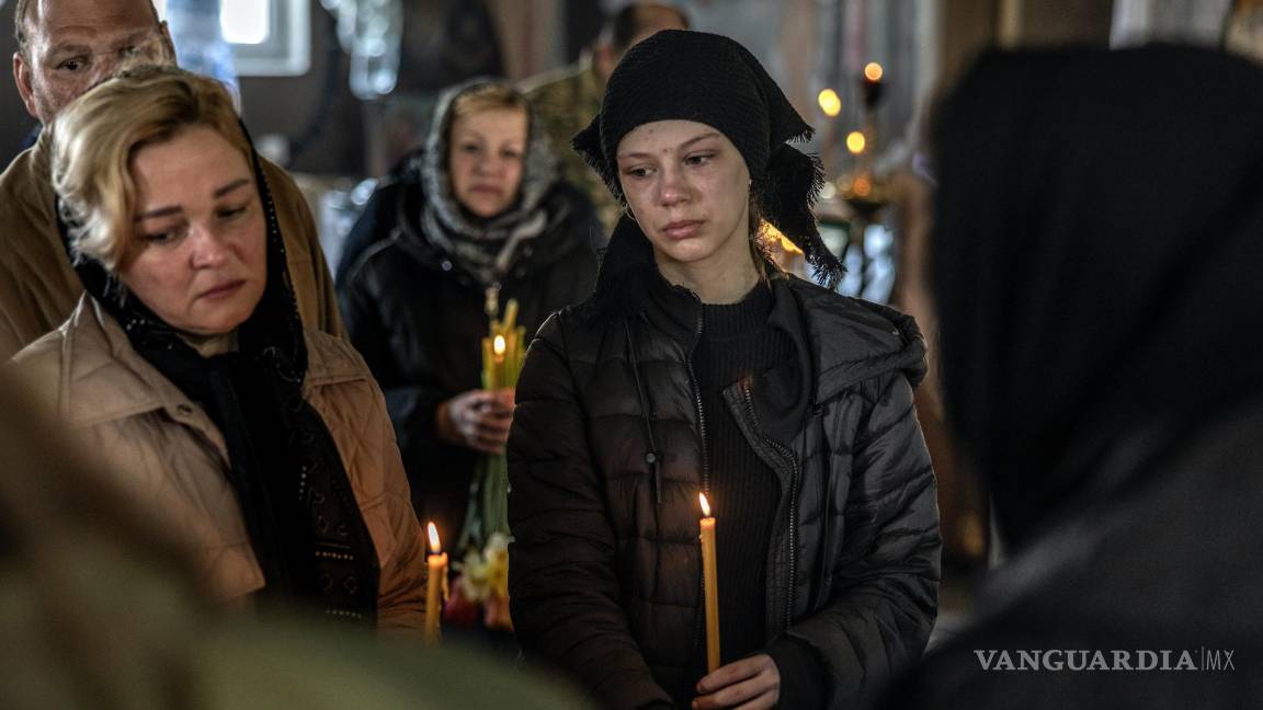 $!Los dolientes lloran al miembro del servicio ucraniano Oleksandr Dykiy, de 41 años, quien fue asesinado cerca de Bakhmut.