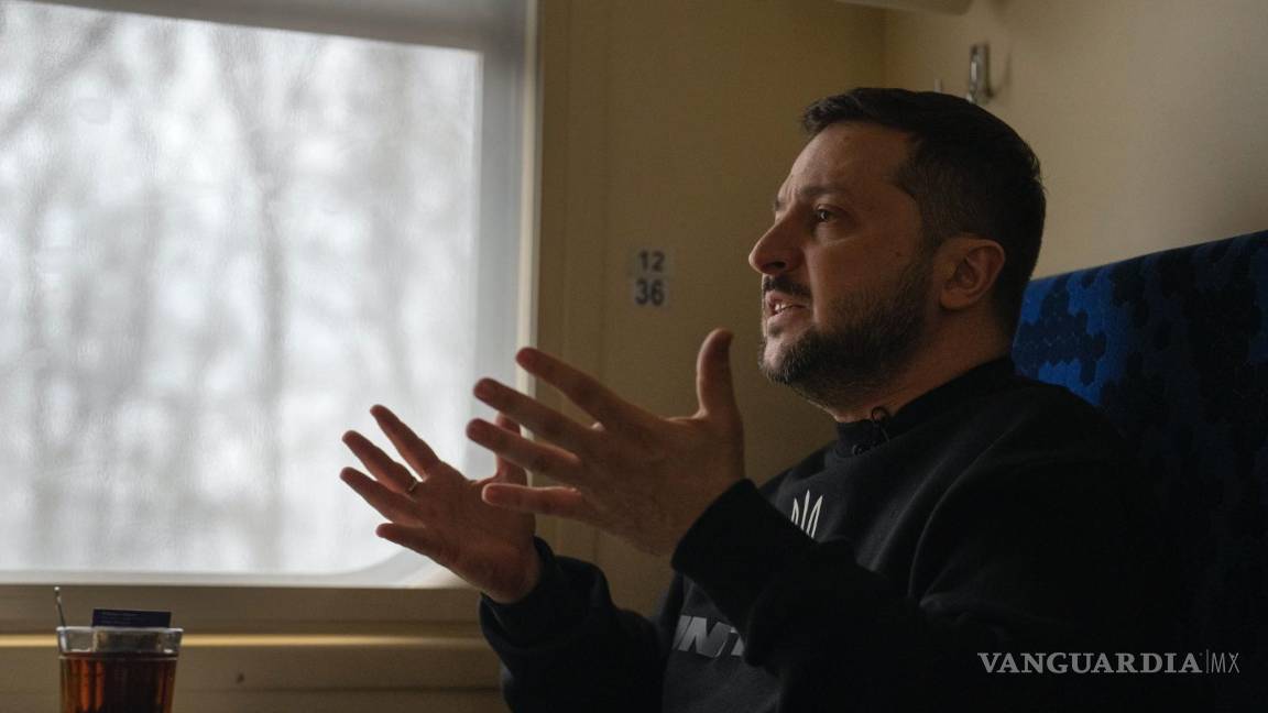 $!El presidente de Ucrania, Volodímir Zelenski, habla durante una entrevista con Julie Pace, vicepresidenta y editora ejecutiva de The Associated Press.