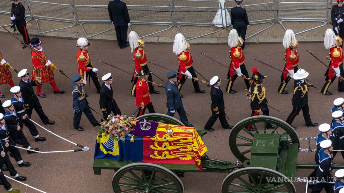 $!Ccarruaje de armas que llevaba el ataúd de Su Majestad durante la procesión fúnebre estatal de la reina Isabel II en Londres, Gran Bretaña.