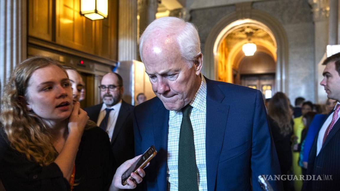 $!El senador republicano por Texas, John Cornyn, habla con los periodistas sobre la nueva propuesta de ayuda militar para Ucrania.