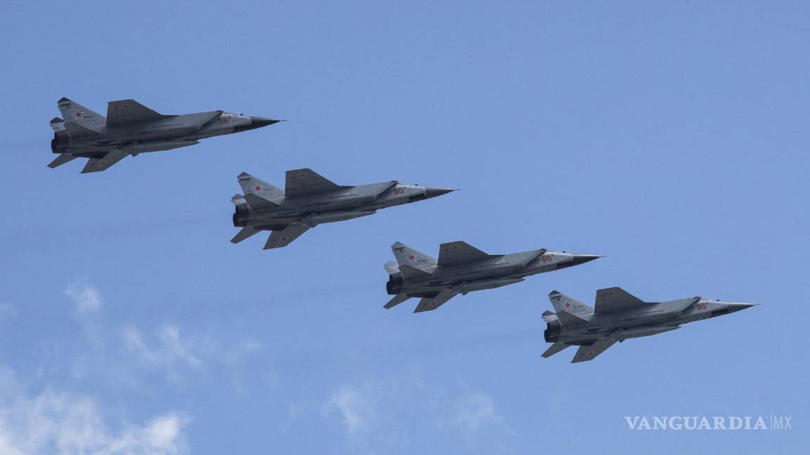 $!Aviones MiG-31K de la Fuerza Aérea Rusa que transportan misiles balísticos Kh-47M2 Kinzhal con capacidad nuclear sobrevuelan la Plaza Roja en Moscú, Rusia.