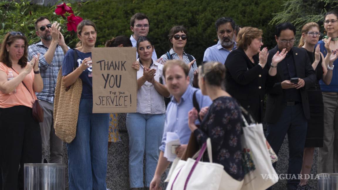 $!Empleados del Departamento de Estado aplauden mientras colegas caminan afuera de la agencia tras ser despedidos en Washington el 11 de julio del 2025.