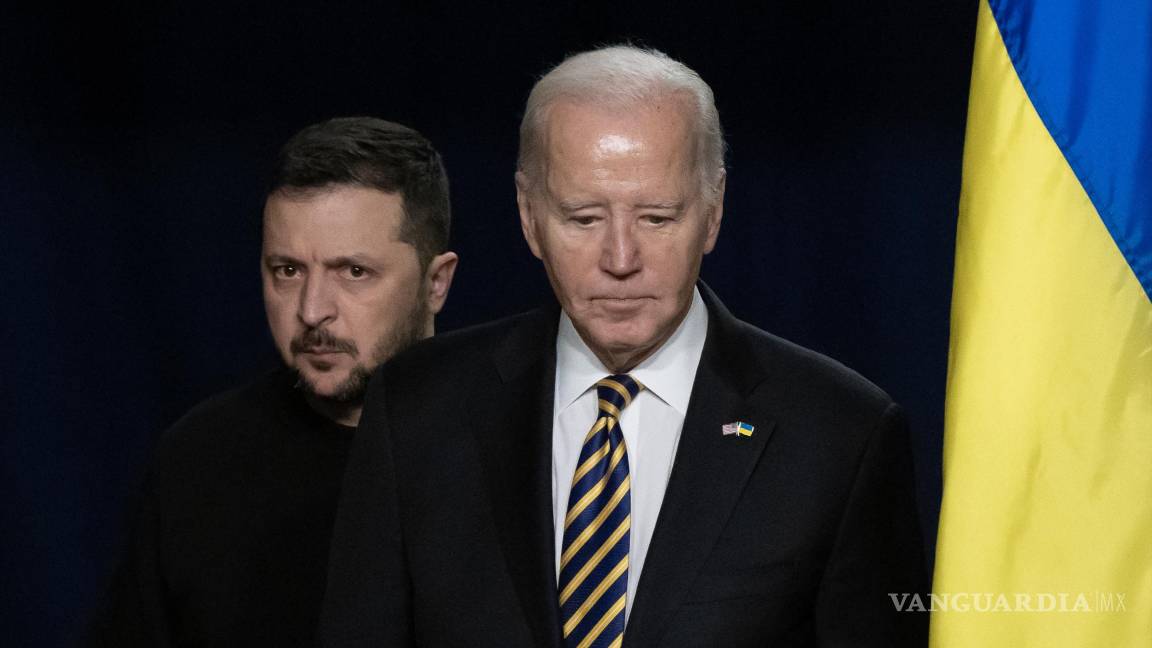 $!El presidente estadounidense, Joe Biden (d), y el presidente ucraniano, Volodímir Zelenski (i), llegan para celebrar una conferencia de prensa conjunta.