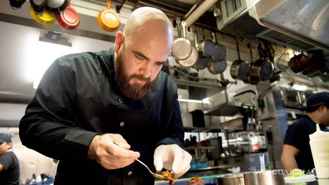 $!Chef Cosme Aguilar, uno de los mexicanos galardonados con estrellas Michelin.