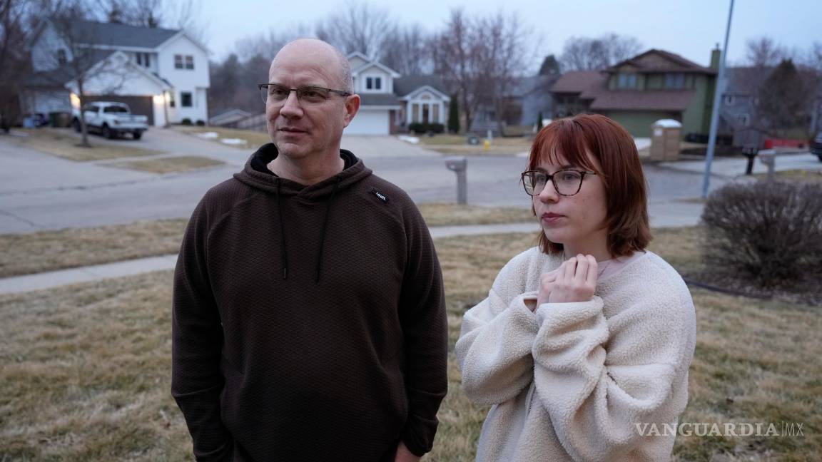 $!Andrew Coady y su hija Keira, hablan sobre su hijo, el sargento Declan Coady, de 20 años, de West Des Moines, Iowa, afuera de su casa.