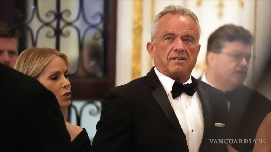 $!Robert F. Kennedy Jr. y su esposa Cheryl Hines llegan antes de que el presidente electo Donald Trump hable en la gala del America First Policy Institute.