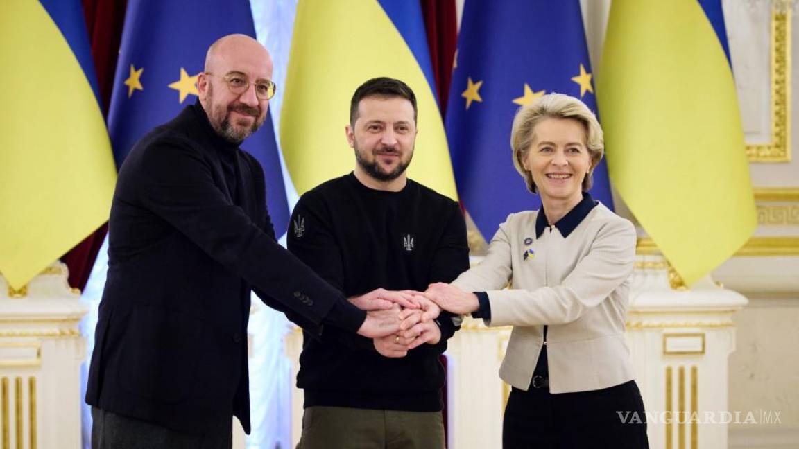 $!El presidente de Ucrania, Volodymyr Zelenskyy, Ursula von der Leyen y Charles Michel, se dan la mano durante la cumbre UE-Ucrania en Kyiv.