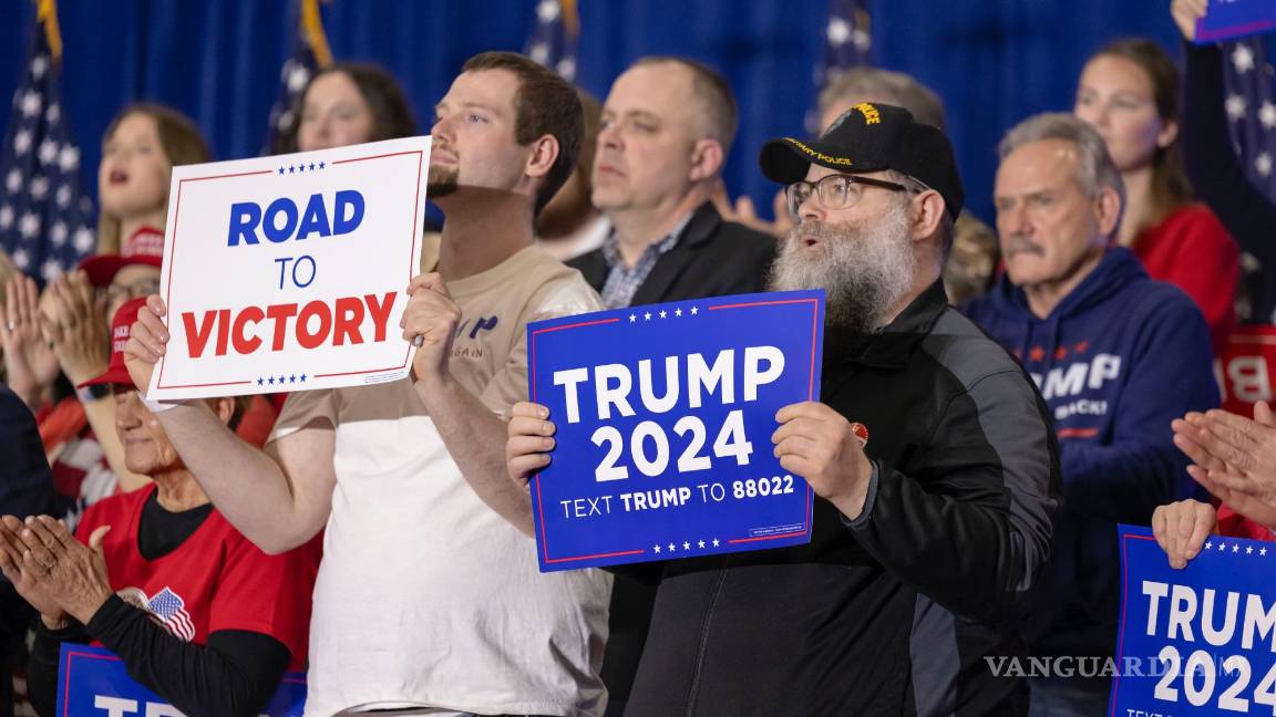 $!Sus partidarios sostienen carteles mientras el candidato presidencial republicano, el expresidente Donald Trump, habla en un mitin en Green Bay, Wisconsin.