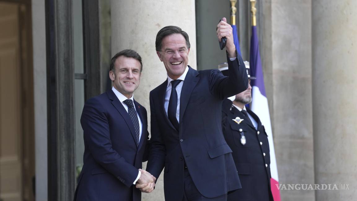 $!El presidente francés, Emmanuel Macron y el secretario general de la OTAN, Mark Rutte, a su llegada a una reunión de líderes de las principales naciones de la UE.