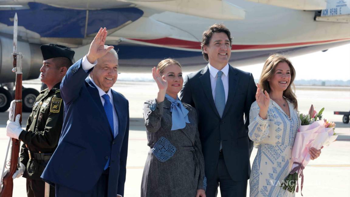 Llega Justin Trudeau a México; lo recibe AMLO en el AIFA