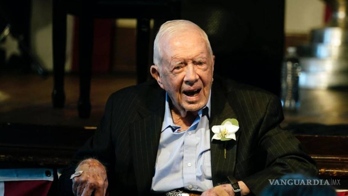 $!El expresidente Jimmy Carter reacciona mientras su esposa Rosalynn Carter habla en una recepción para celebrar su 75 aniversario de bodas, el 10 de julio de 2021.