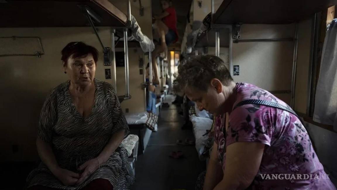 $!Mujeres ucranianas en un tren en el que fueron evacuadas del Donbás.