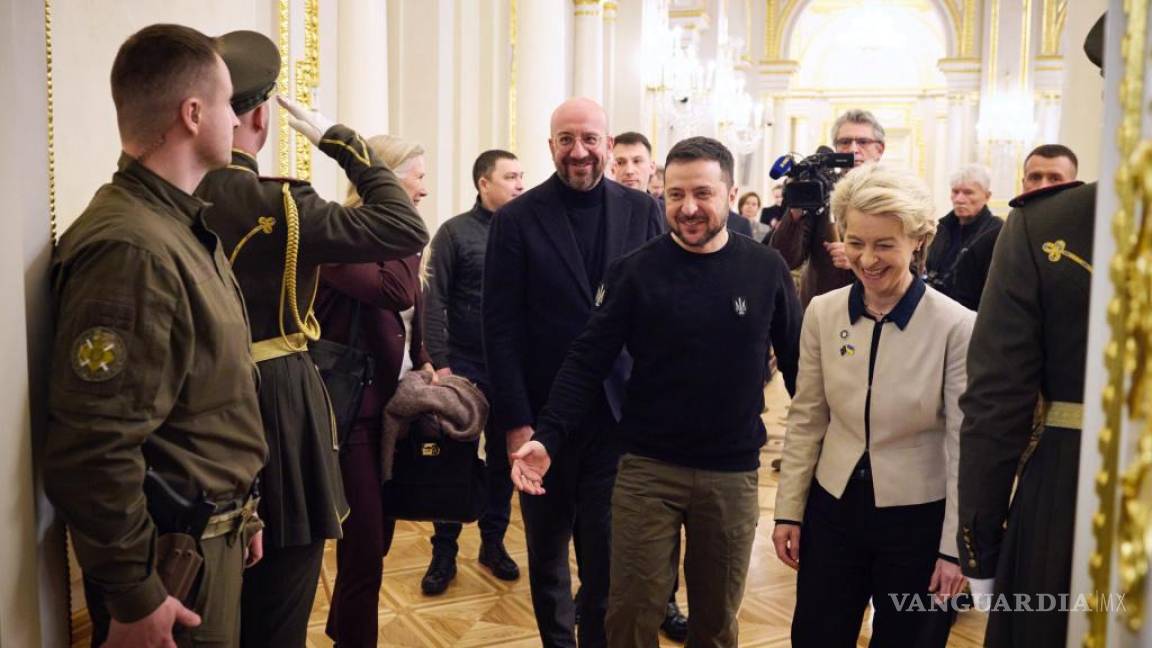 $!El presidente de Ucrania, Volodymyr Zelenskyy, la presidenta de la Comisión Europea, Ursula von der Leyen y el presidente del Consejo Europeo, Charles Michel.