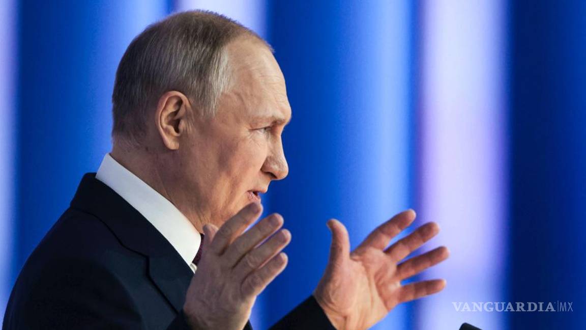 $!El presidente ruso, Vladímir Putin, hace un gesto mientras da su discurso anual sobre el estado de la nación en Moscú, Rusia.