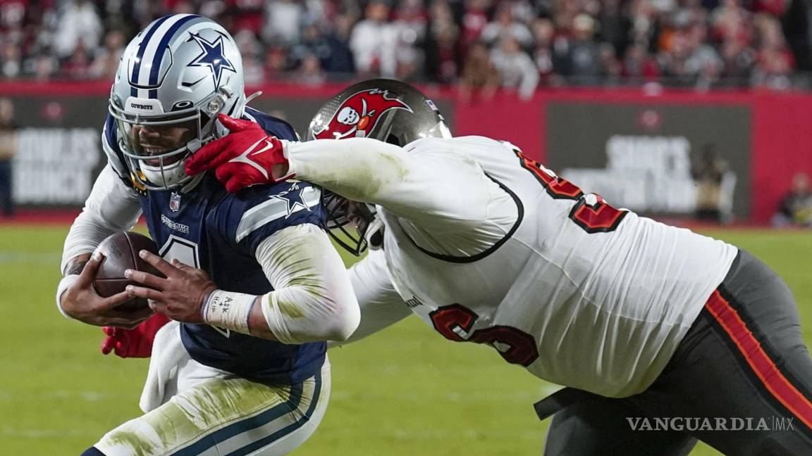 $!El ala defensiva de los Tampa Bay Buccaneers, Akiem Hicks (96), intenta derribar al mariscal de campo de los Dallas Cowboys, Dak Prescott (4).