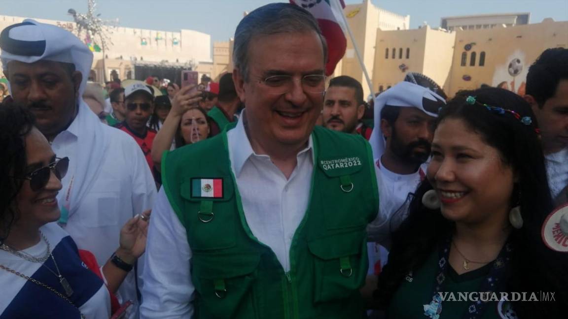 Mexicanos piden alcohol a Marcelo Ebrard en Qatar