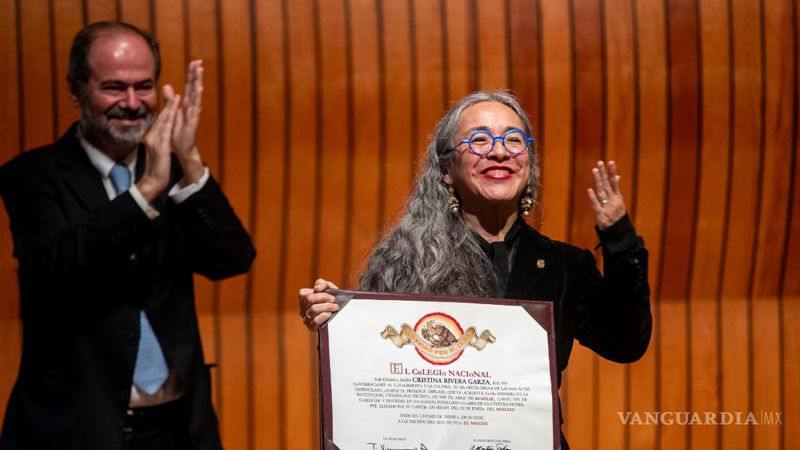 $!La escritora mexicana Cristina Rivera Garza y el escritor Juan Villoro durante la ceremonia de ingreso a El Colegio Nacional de México.